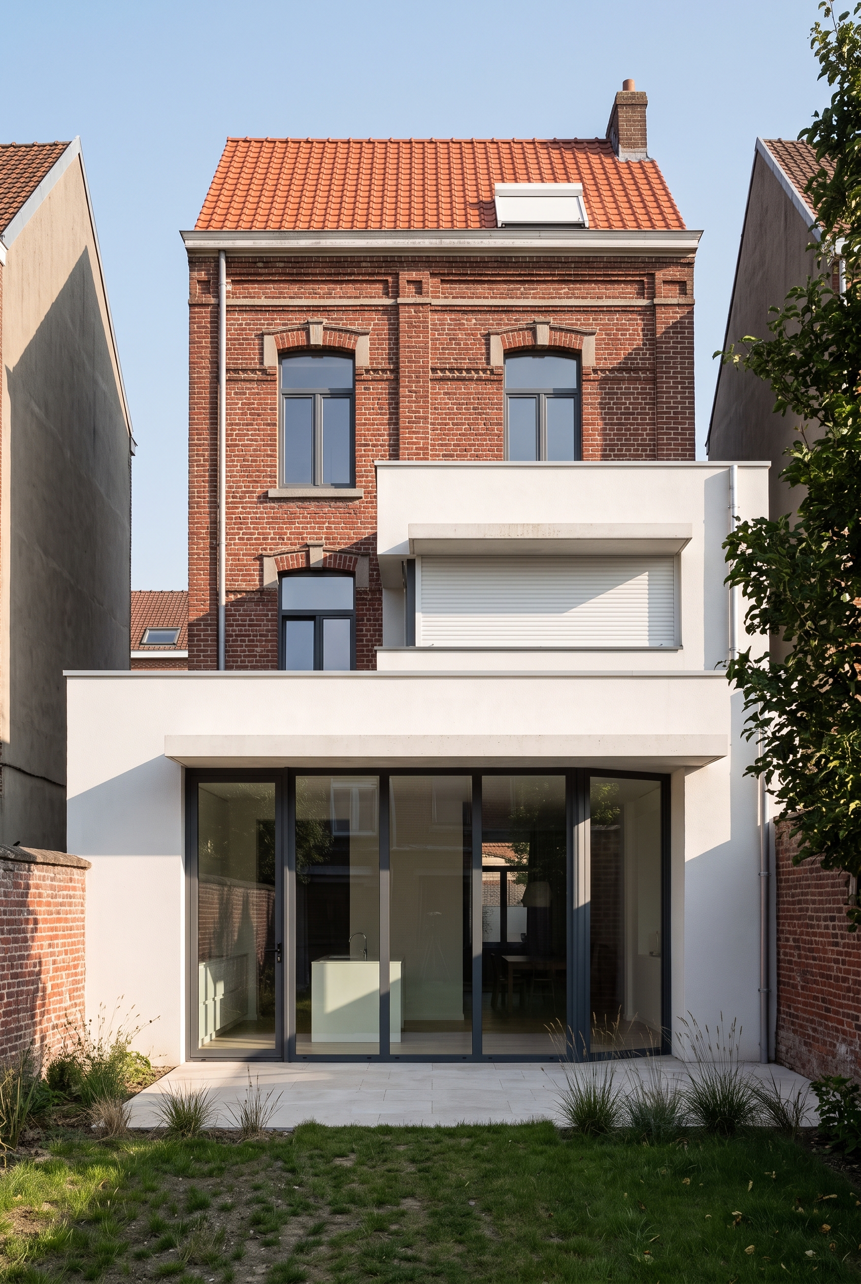 Maison lilloise en brique prolongée d'une extension blanche à brise-soleil, qualité et valeur lues par la domogenie