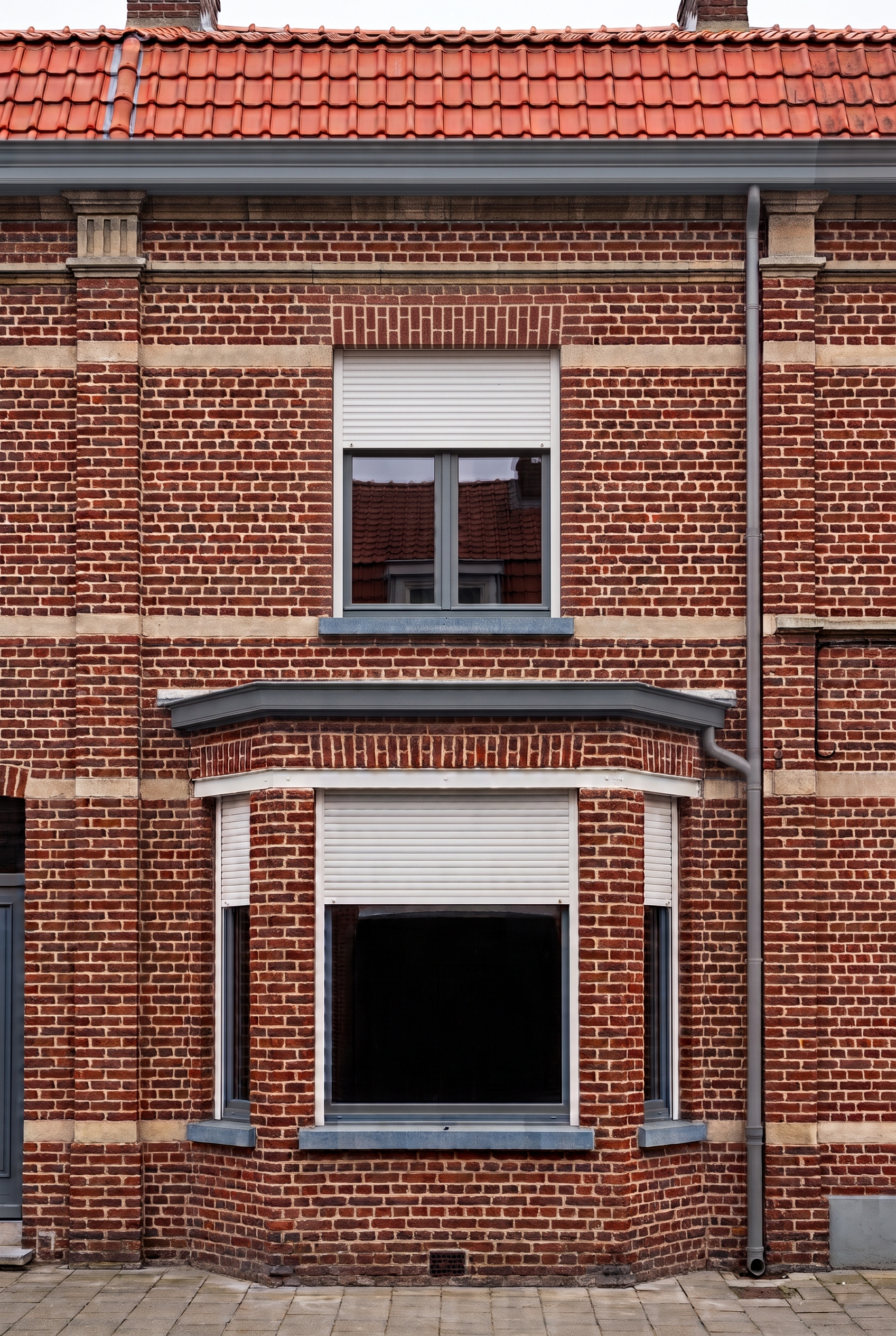 Façade de maison lilloise en brique aux joints refaits, menuiseries et toiture neuves, remise en état mesurée par la domogenie